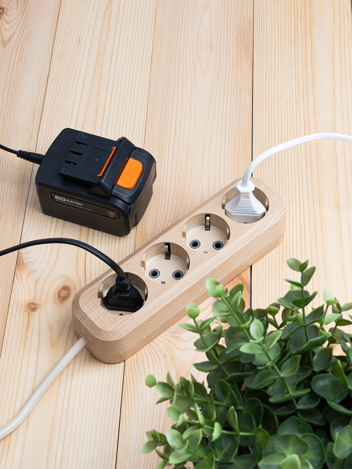 Удлинитель бытовой У04 (4 гнезда, 3 метра, 2П+3, ПВС 3х1мм) 16А/250В TDM SQ1303-2011 в интернет-магазине Ремкабель