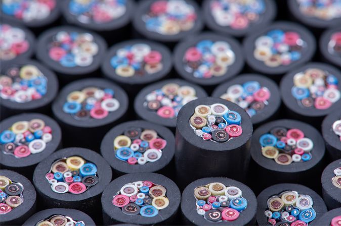 Не тот, за кого себя выдает. Чем опасен фальсифицированный кабель и что грозит за его покупку и установку?