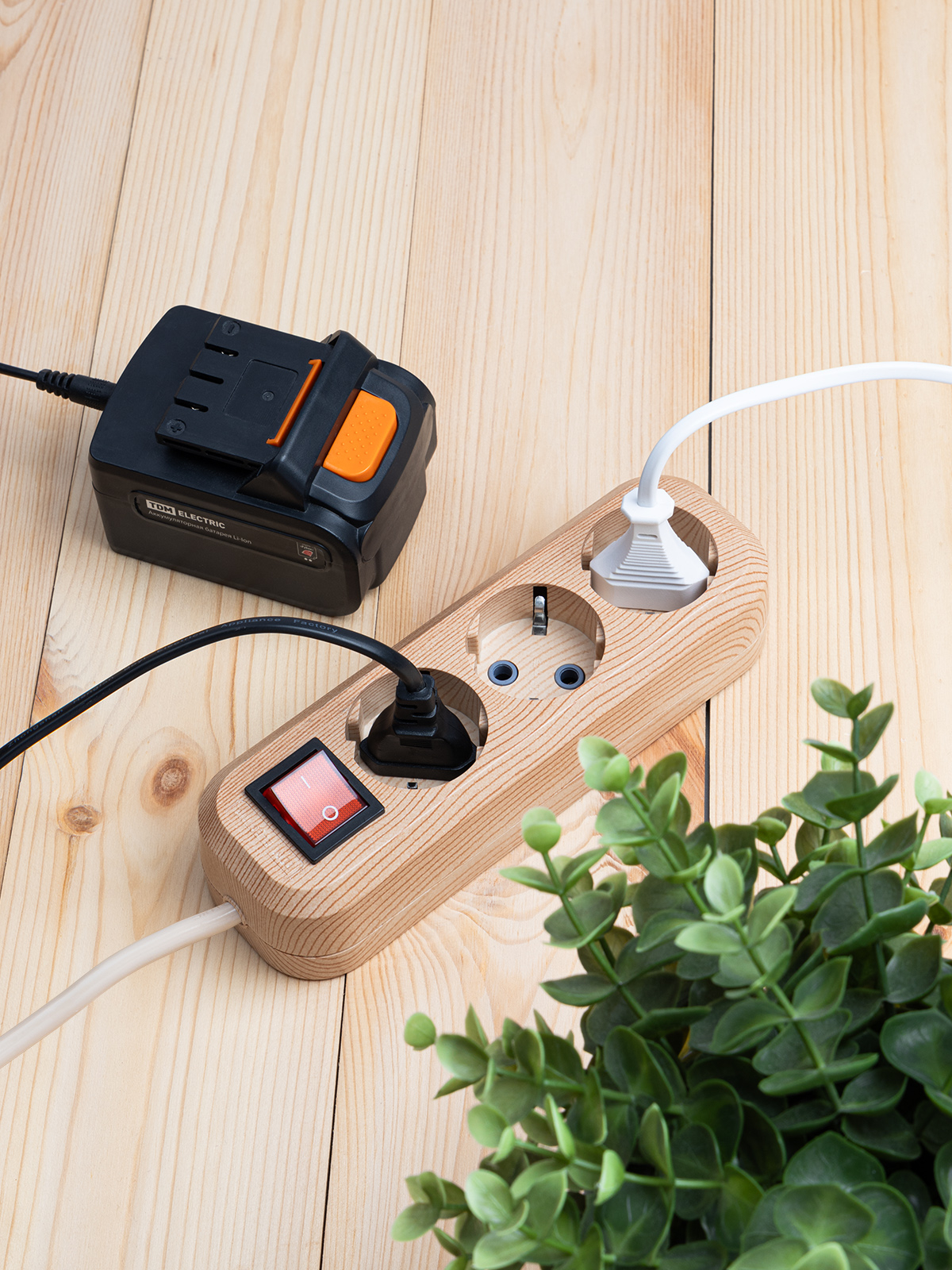 Удлинитель бытовой У03В (выключатель, 3 гнезда, 5 метров, 2П+3, ПВС 3х1мм) 16А/250В TDM SQ1303-2102 в интернет-магазине Ремкабель