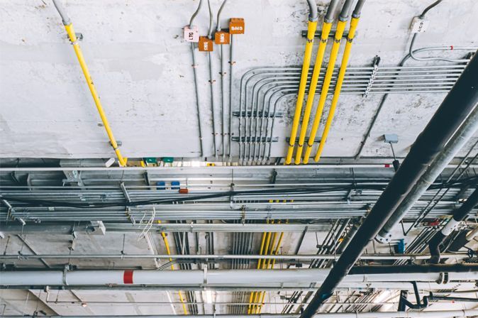 Варианты прокладки электрических и слаботочных кабелей: что важно знать